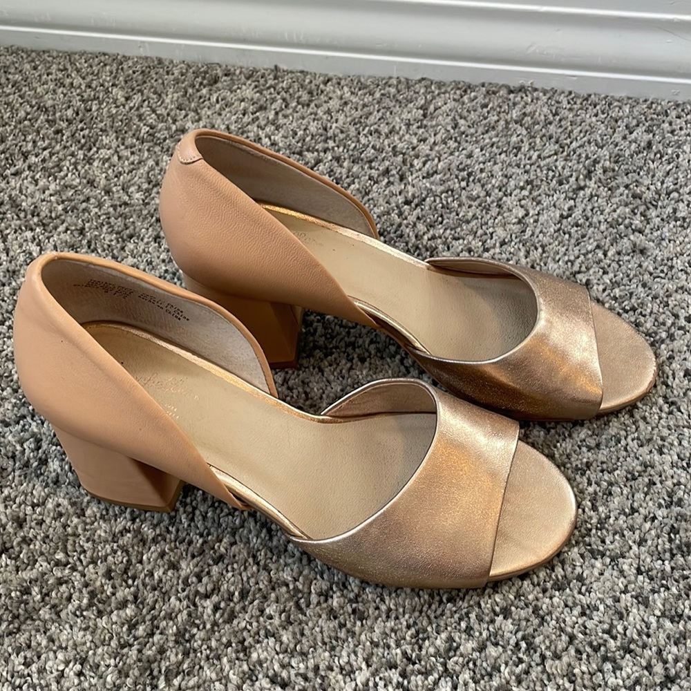 Seychelles two toned peep toe pumps. Size 6.5